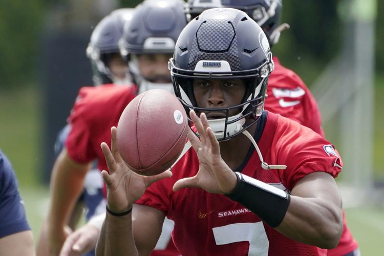 Roundup: Seahawks re-sign QB Geno Smith