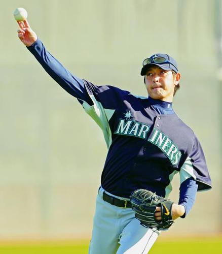 Seattle Mariners starting pitcher Hisashi Iwakuma pitches against