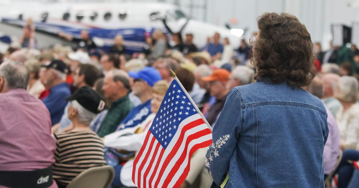 El presidente de la Cámara Mike Johnson encabeza la manifestación antidistritación del condado de Rockingham