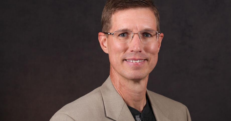 Bridgewater College professor researches polyphenols in wine