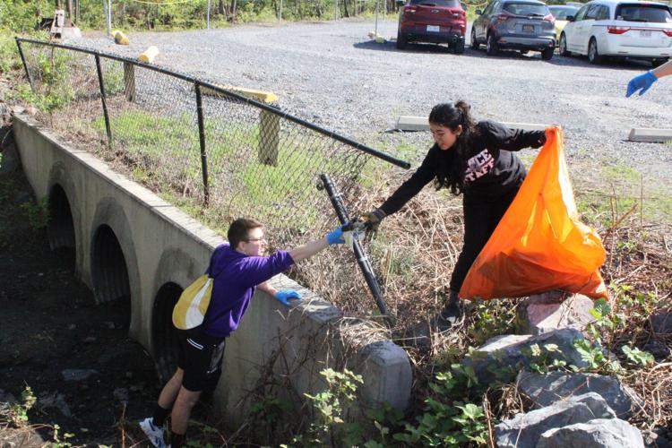 Hundreds participate in 28th annual Blacks Run Cleanup Day | Outdoors |  dnronline.com