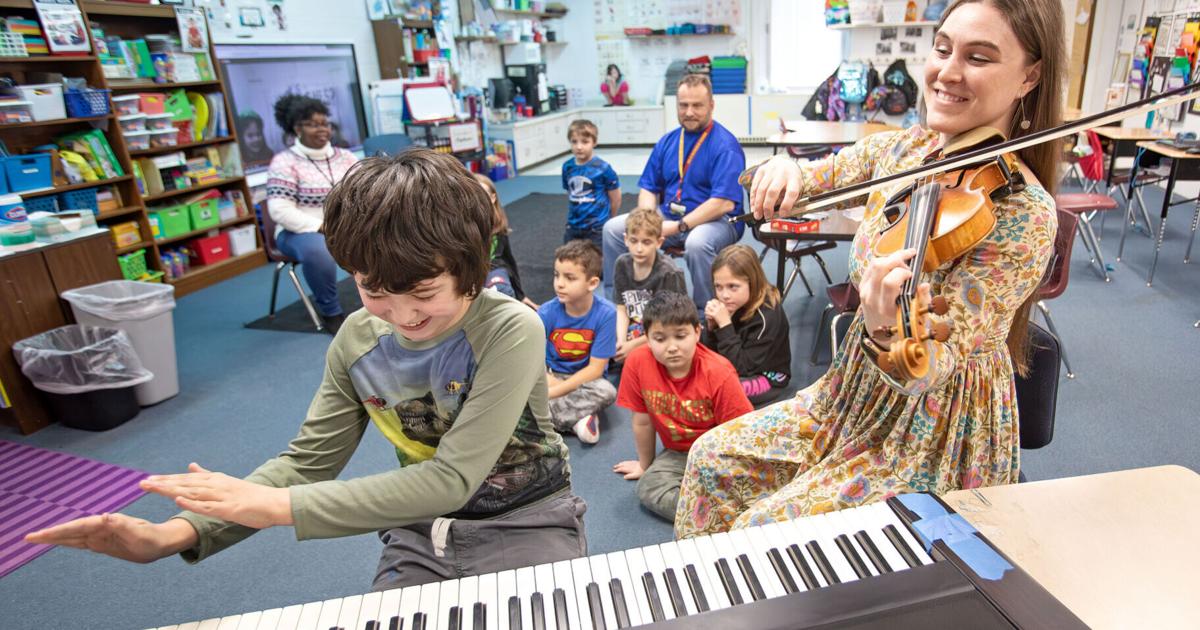 Special Education Teacher Connects With Students Nvdaily Dnronline special-education-teacher-connects-with-students-nvdaily-dnronline
