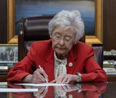 Governor Ivey Signs Executive Order Establishing Commission on Screen-Based Instruction
