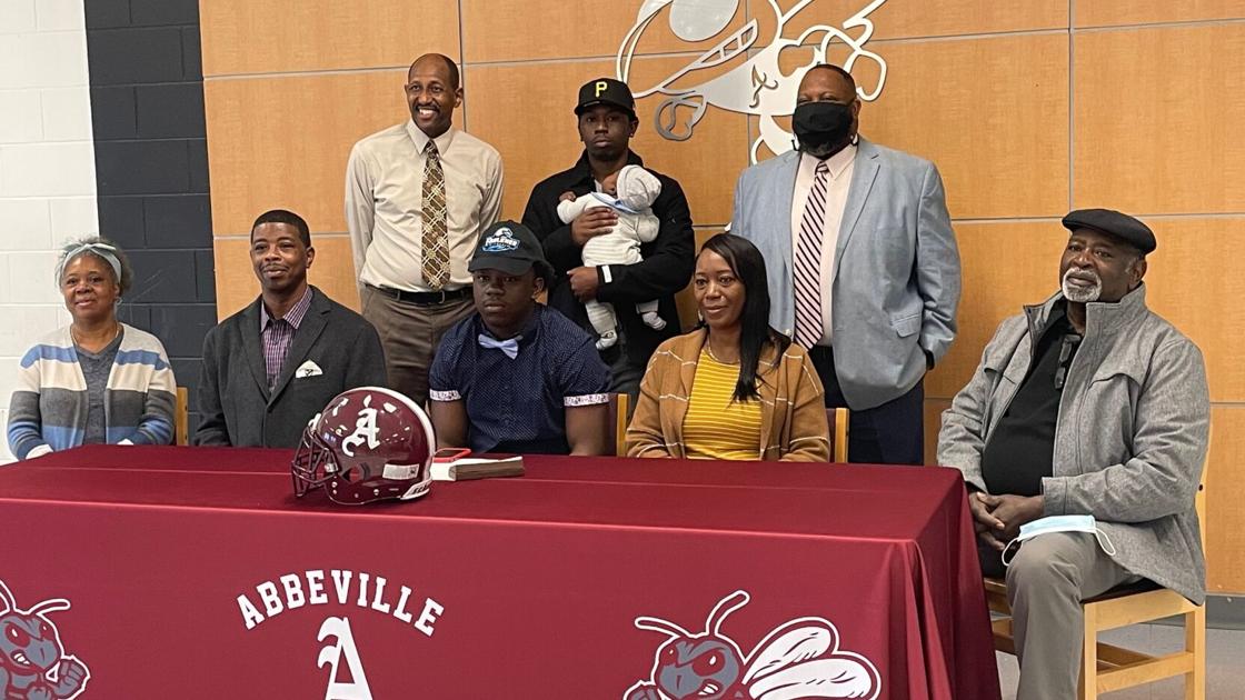 DothanEagle.com - Abbeville's Dozier signs to play football at Faulkner image