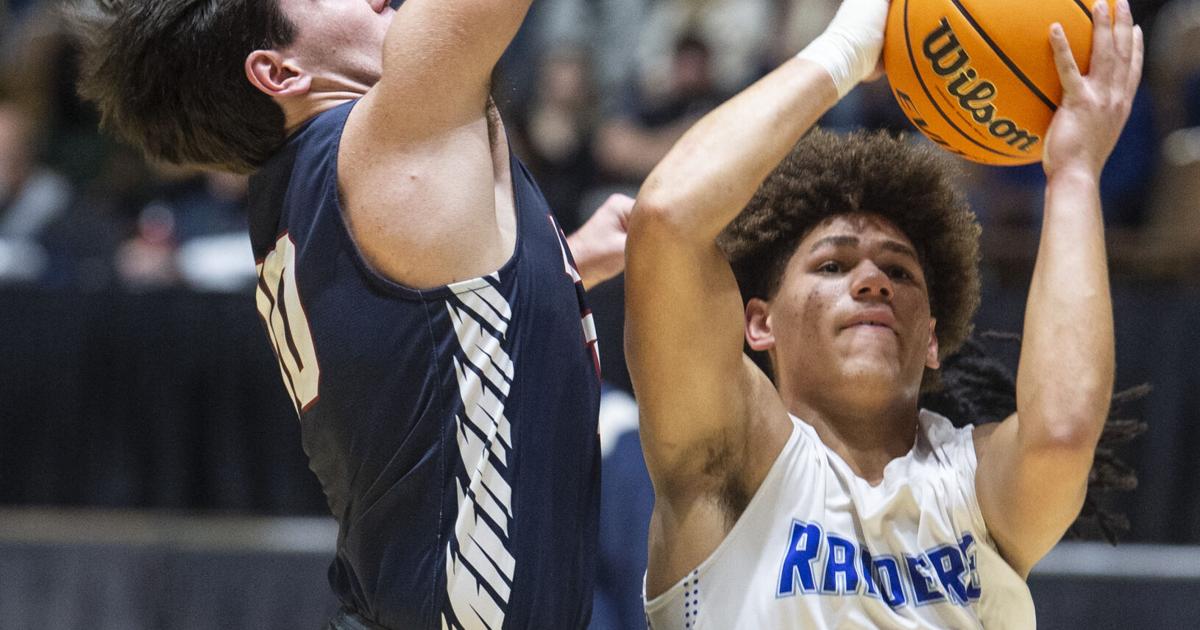 DothanEagle.com - Mitchell's acrobatic shot pushes Raiders to regional finals; HA girls fall image