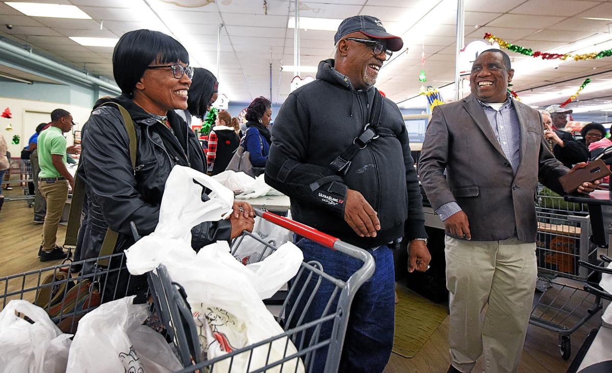 Holiday Surprise: Shoppers thankful for free Piggly Wiggly groceries