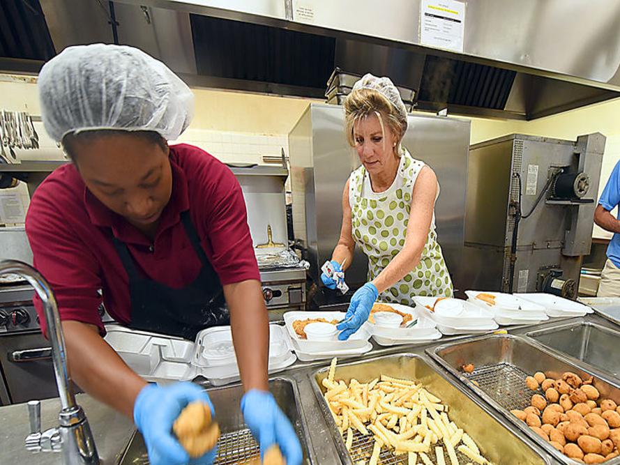 Meals On Wheels Feeds Residents Who Can T Cook For Themselves Business Dothaneagle Com