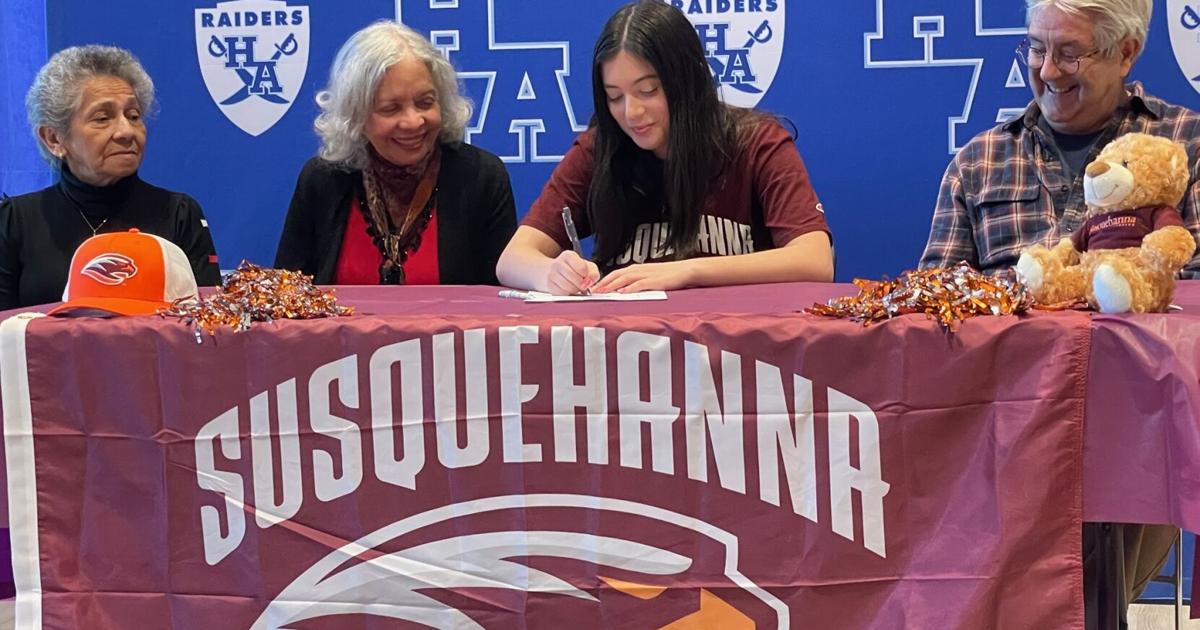 La jugadora de voleibol de la academia de Houston, Onika Sokov, firma con la Universidad de Susquehanna La jugadora de voleibol de la academia de Houston, Onika Sokov, firma con la Universidad de Susquehanna