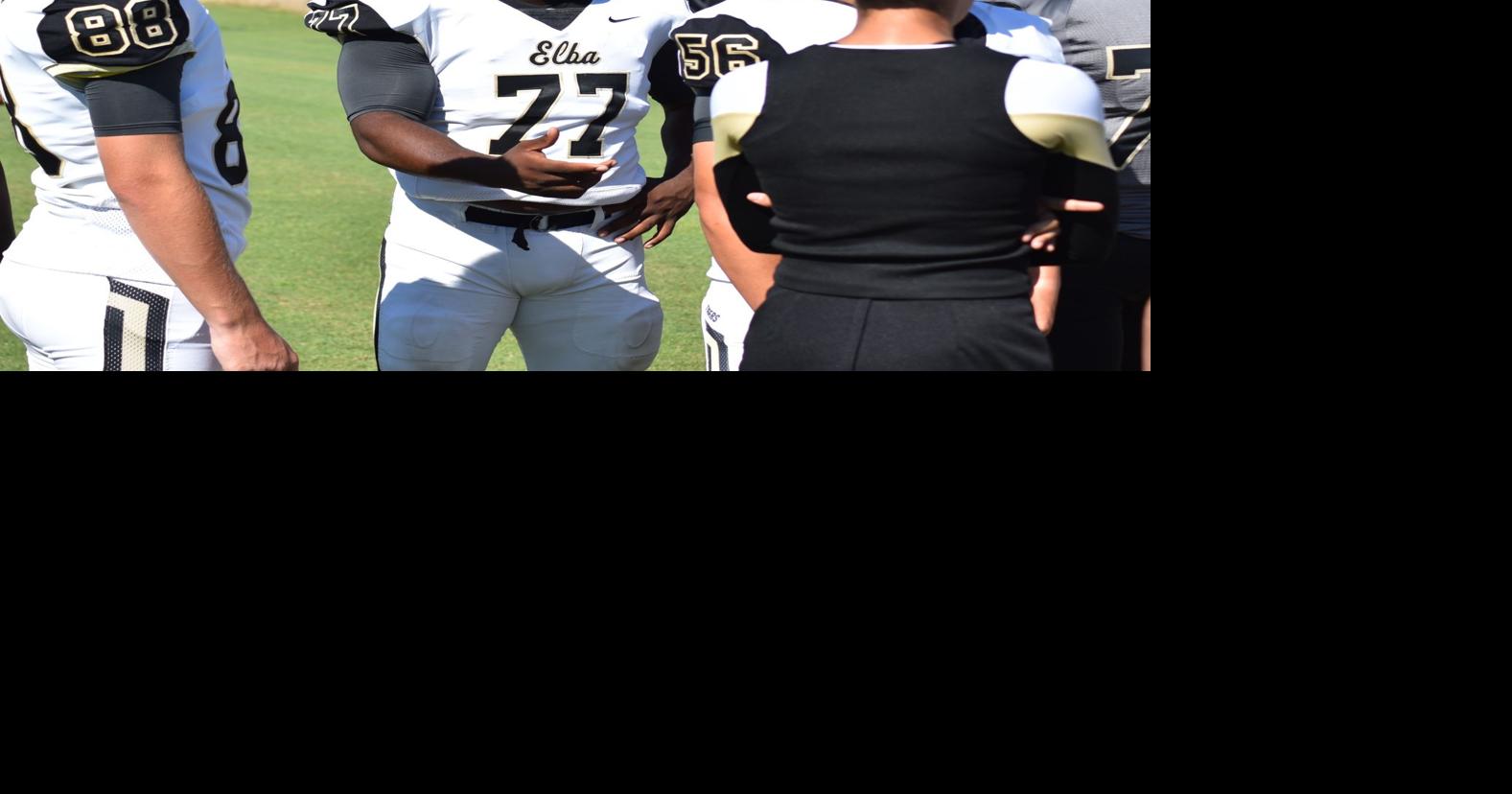 Elba football holds Picture Day