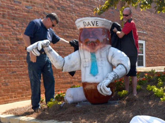 Dancin Dave Now Has His Own Peanut Statue Local News Dothaneagle Com