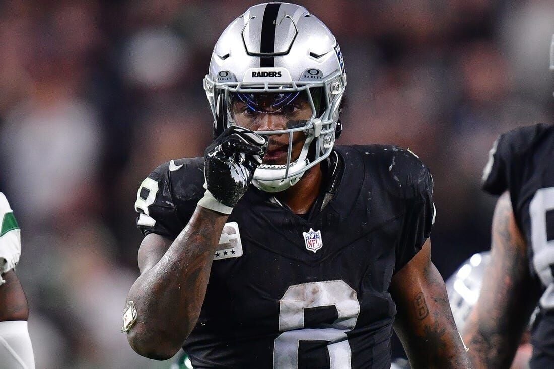 Raiders roll past Giants 30-6 to give Antonio Pierce a win in his debut as  interim coach