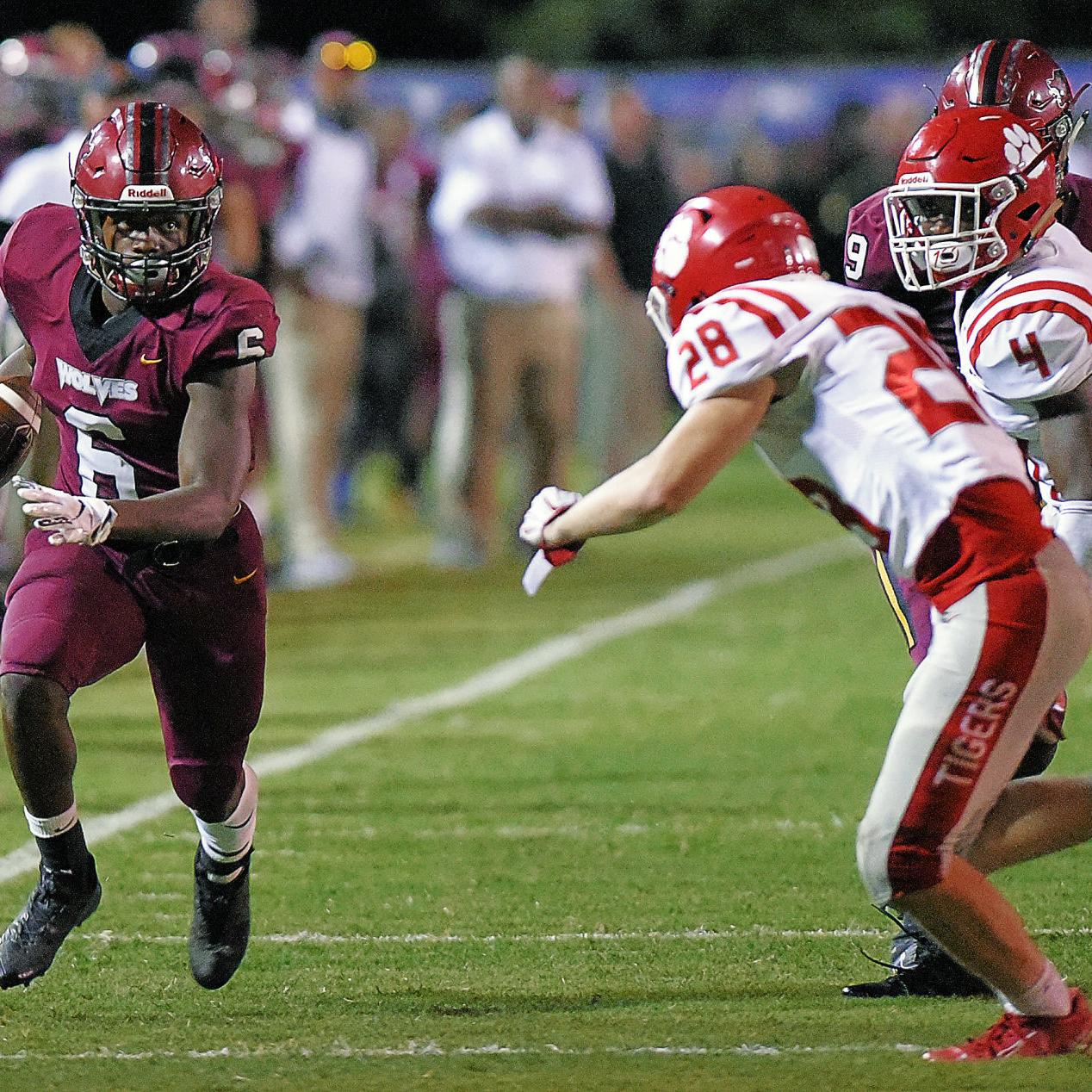 Dothan Wolves Host First Playoff Game Against Spanish Fort On
