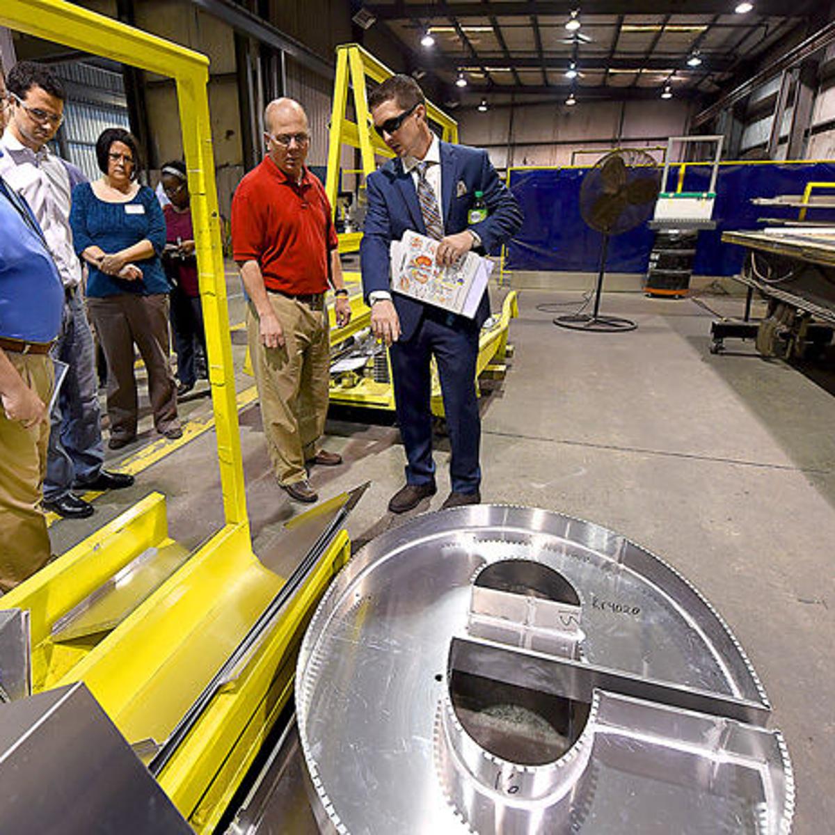 Cummings Signs Opens Doors To Visitors To Increase Interest In Manufacturing Jobs Business Dothaneagle Com