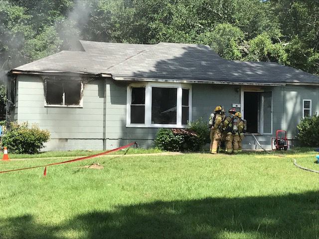 Dothan firefighters battle Dusy Street blaze