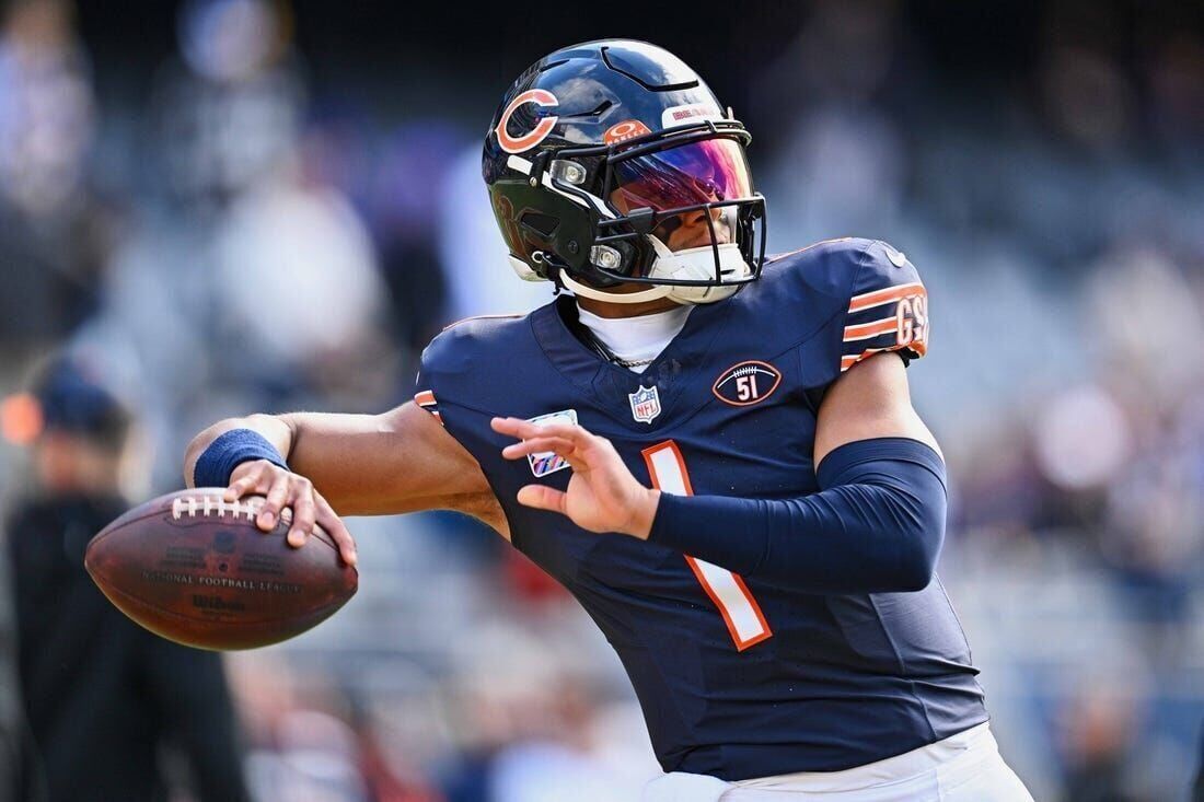 Chicago Bears QB Justin Fields leaves loss to Vikings with right hand  injury – KGET 17