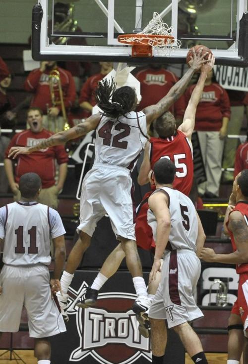 Troy Center Tim Owens Makes Most Of Chance Sports Dothaneagle Com