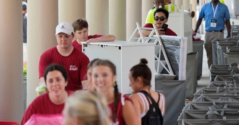 Thousands of students settle into Alabama campus