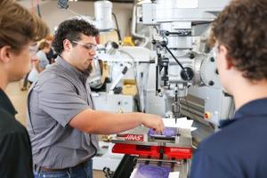 Gadsden State receives grant for manufacturing students
