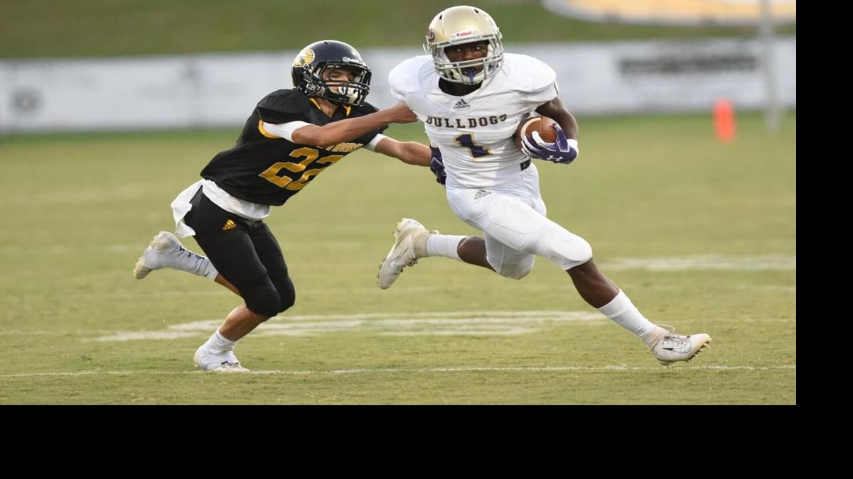 DothanEagle.com - PREP FOOTBALL NOTEBOOK: Geneva County's Henderson closing in on 5,000, career school record image