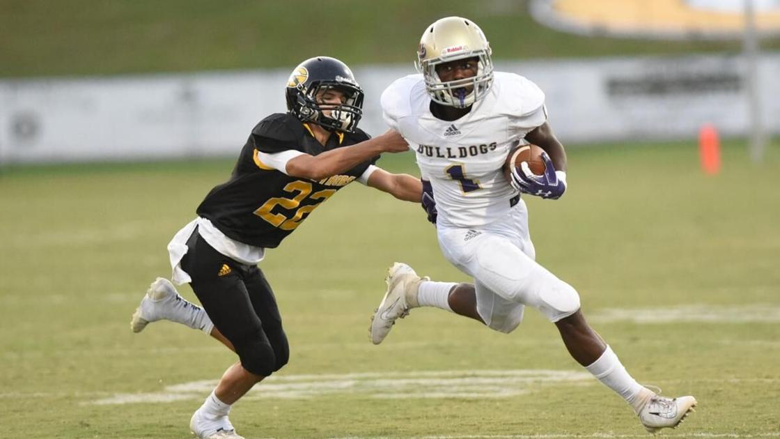 DothanEagle.com - PREP FOOTBALL NOTEBOOK: Geneva County's Henderson closing in on 5,000, career school record image
