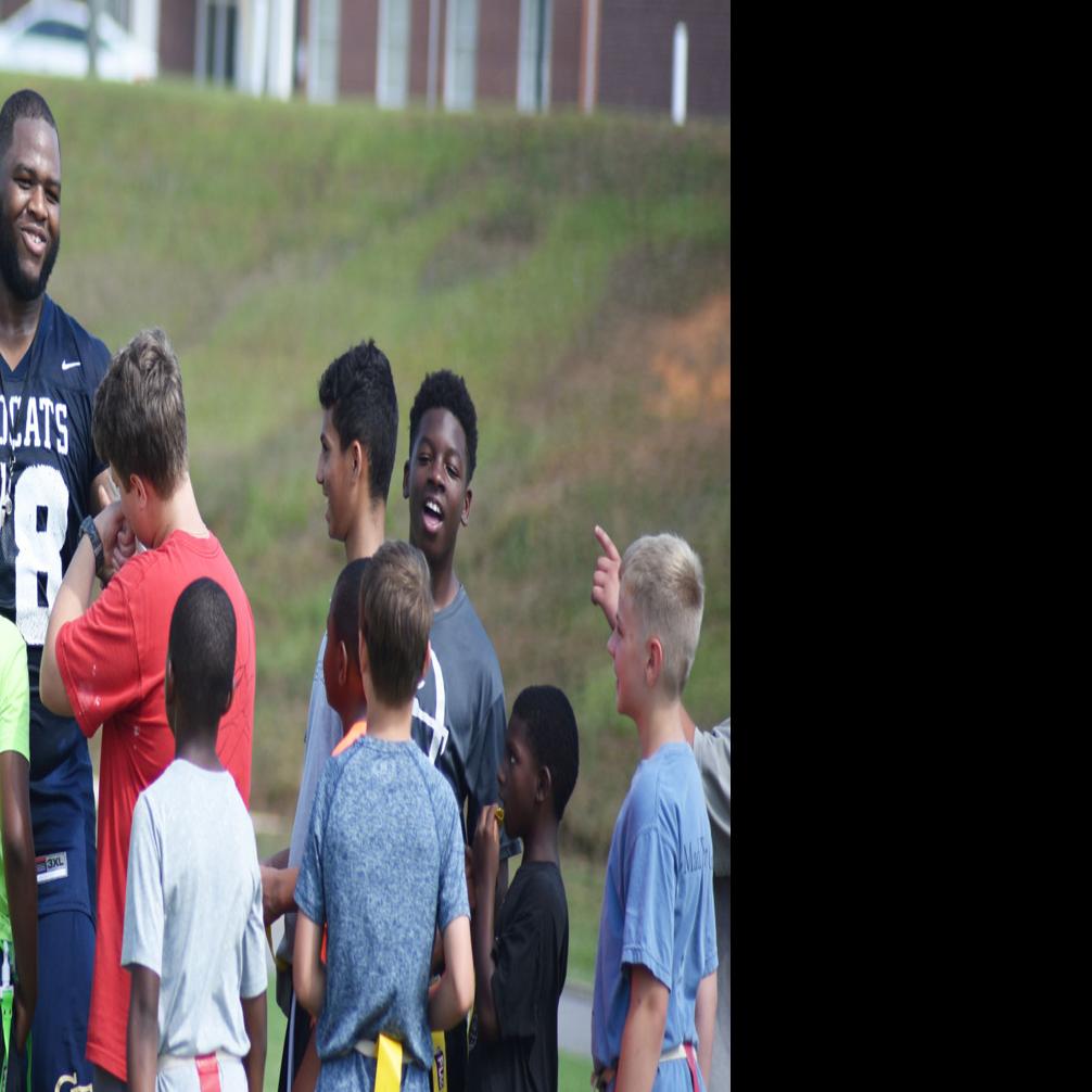 Barnes Returns To Host Football Camp News Dothaneagle Com