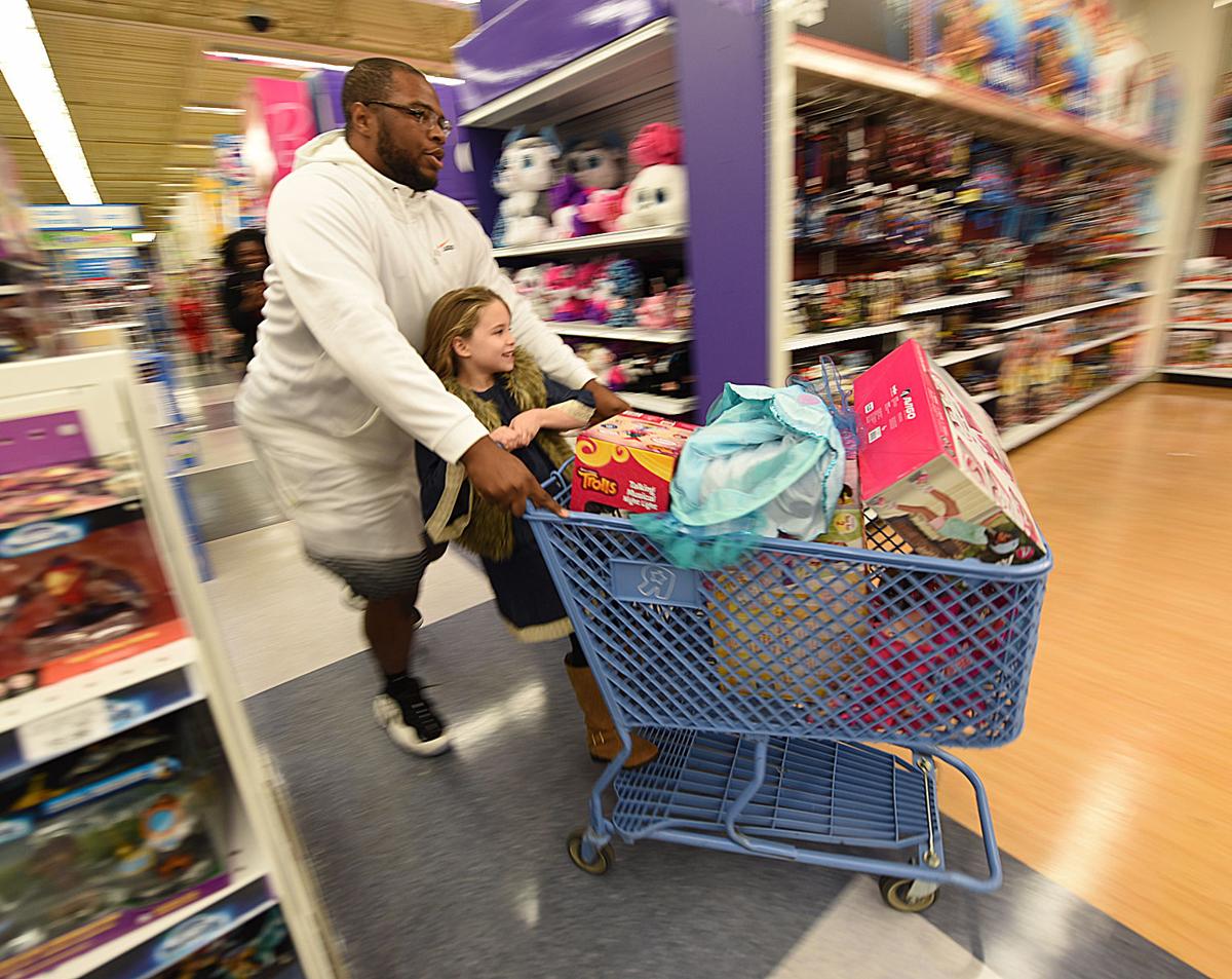 Former Wildcat and NFL player takes Enterprise students on shopping spree