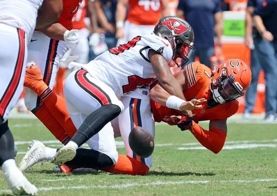 LOOK: Justin Fields and Bears receivers practice at local high school