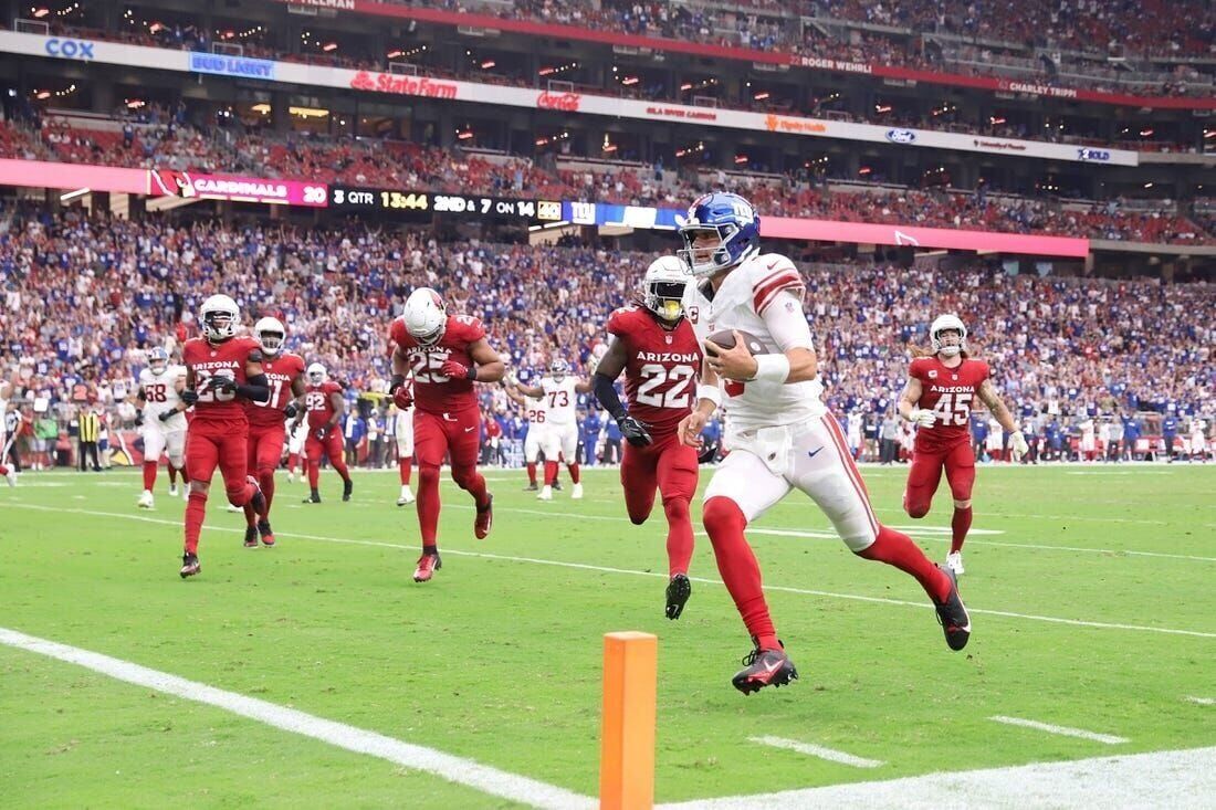 New York Giants quarterback Daniel Jones (8) reacts after throwing a  touchdown pass against the Houston