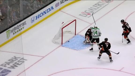 Leo Carlsson scores in an impressive NHL debut, but the Anaheim Ducks lose  3-2 to Dallas, Hockey