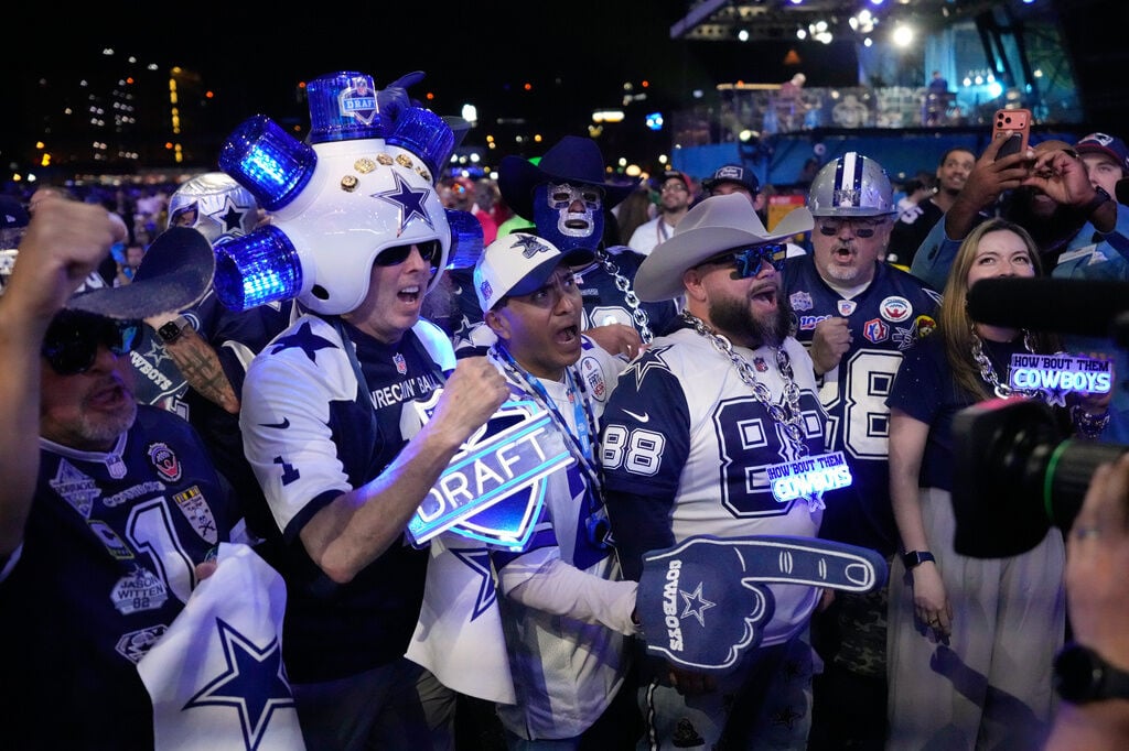 Cowboys có được Downs của Đại học Ohio State và Lawrence của Đại học UCF trong kỳ tuyển quân NFL sau khi thay đổi hai lượt chọn ở vòng 1 | NFL | doublet973.com