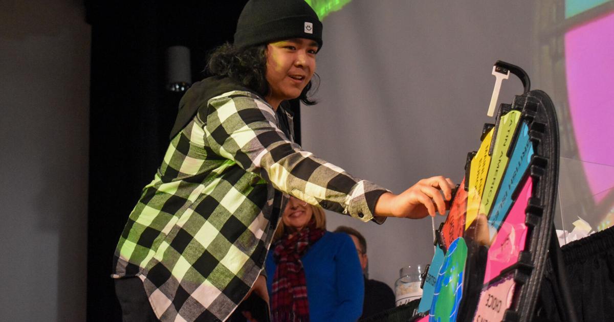 Students “spin the wheel” to win 19 study abroad opportunities | News Students “spin the wheel” to win 19 study abroad opportunities | News