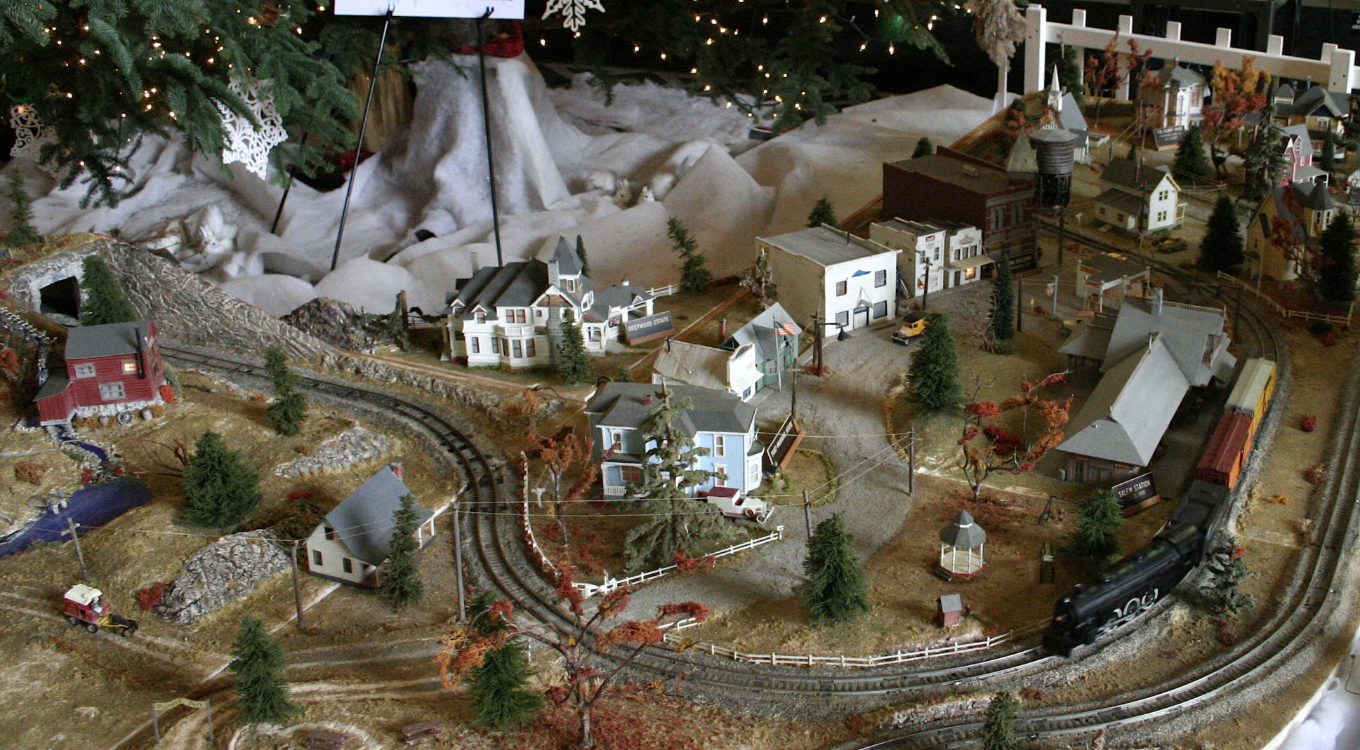 model train christmas tree