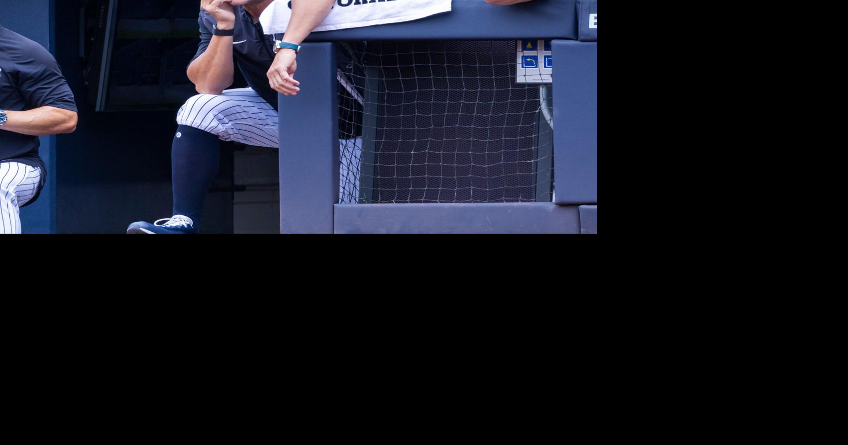 Yankees manager Aaron Boone hurts right knee throwing long toss with Aaron Judge