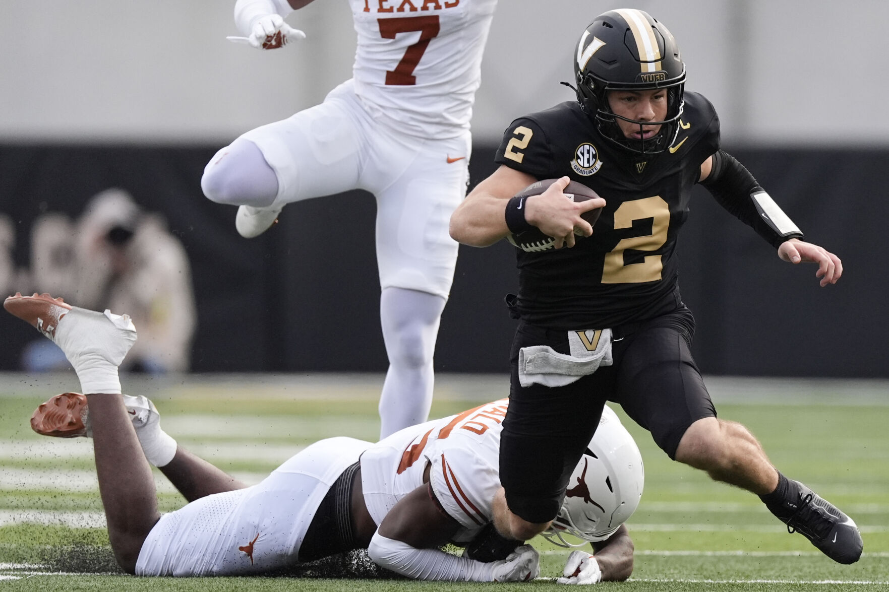 Quinn Ewers Throws For 3 TDs As No. 5 Texas Beats No. 25 Vanderbilt 27 ...