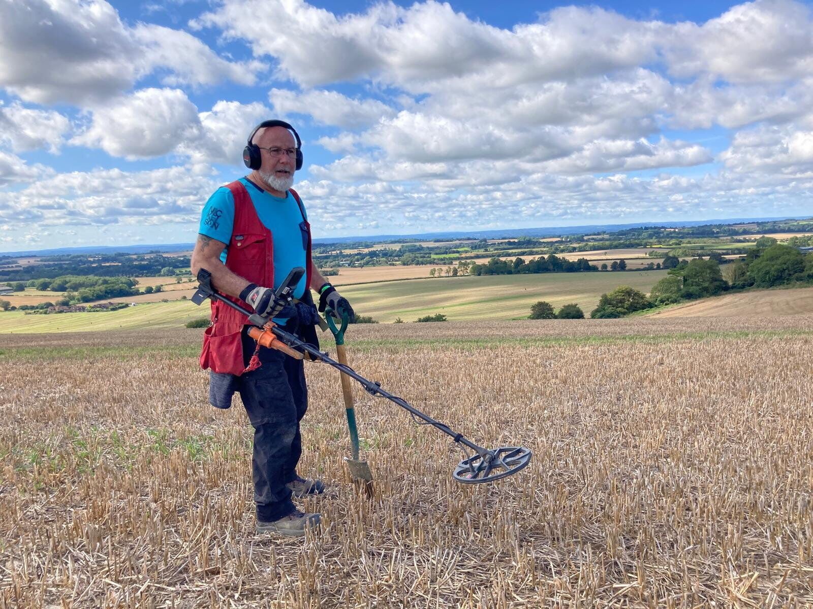 Metal Detectorist Strikes Gold After Searching Same Field For 20 Years ...