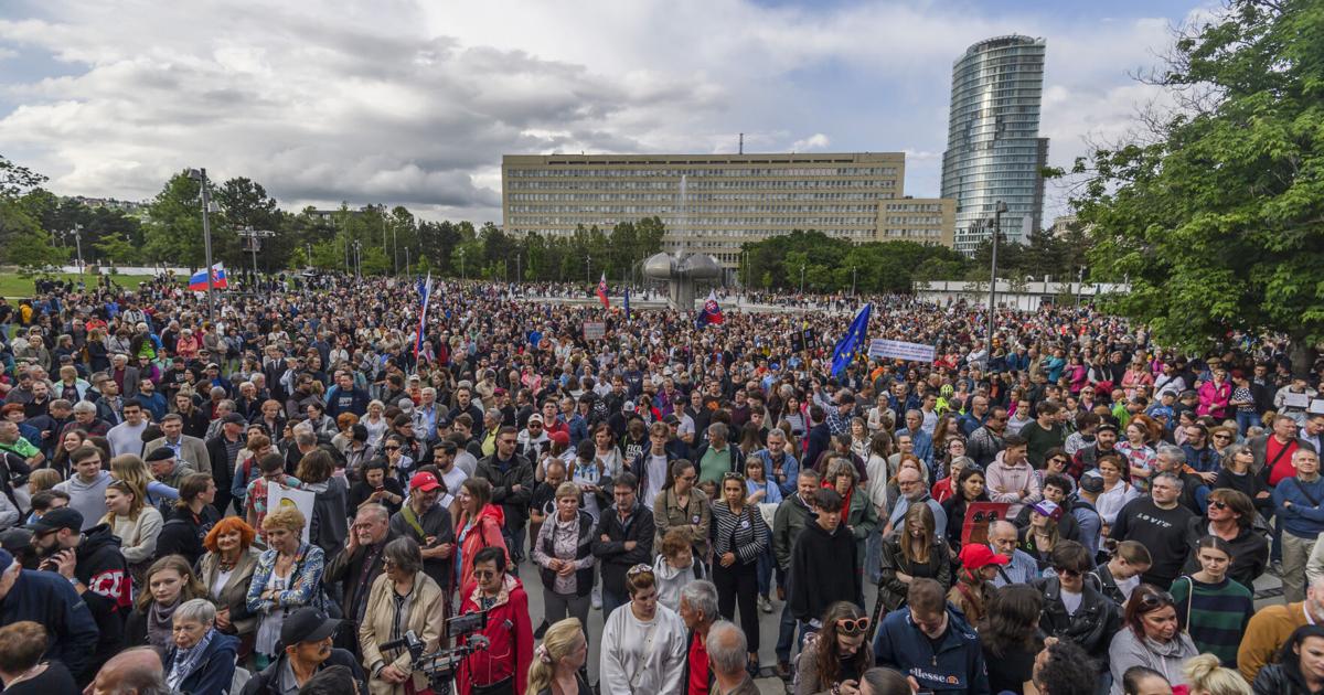 Photo of Tisíce ľudí demonštrovali proti kontroverznej zmene verejnoprávneho vysielania na Slovensku |