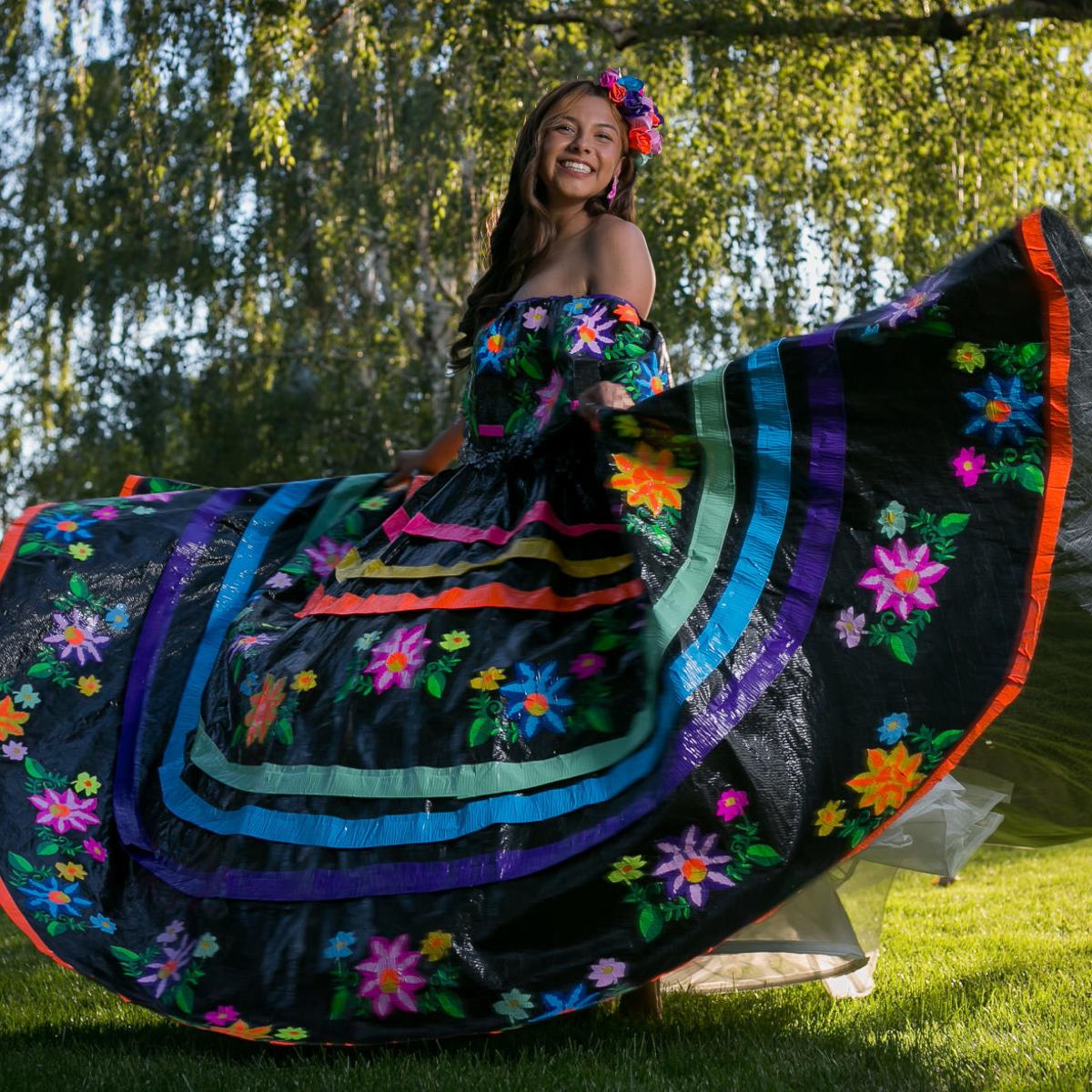 Alumna de Sunnyside crea vestido de cinta industrial para competir por una beca | El Sol Alumna de Sunnyside crea vestido de cinta industrial para competir por una beca | El Sol