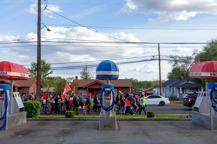 Cientos marchan el Primero de Mayo en Yakima en apoyo a los