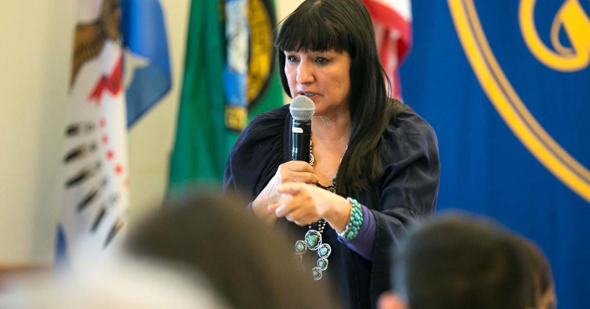 Inspira Sandra Cisneros a través de sus historias El Sol