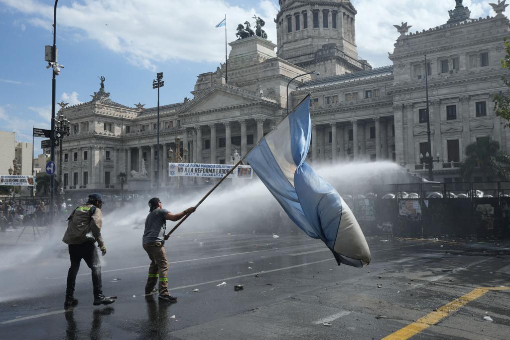 Senado argentino debate reforma laboral impulsada por Milei; detenidos en  protestas ante el Congreso | Internacional | elsoldeyakima.com