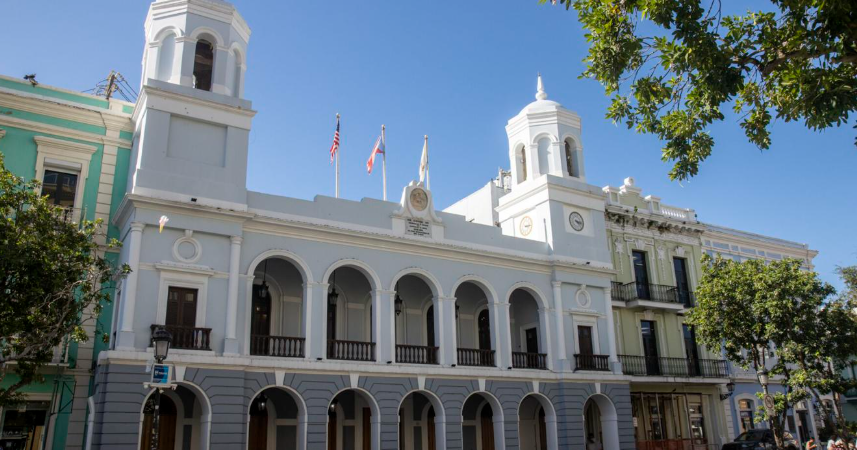 Empleados municipales de San Juan recibirán bono de verano y aumento salarial