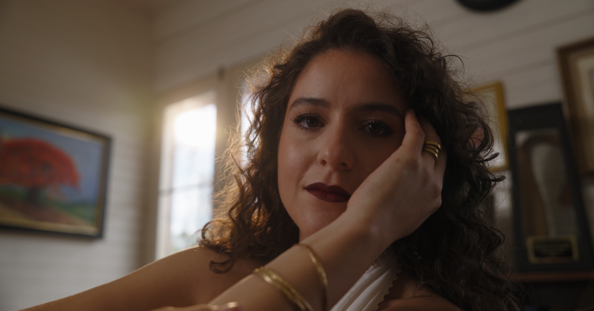 Ariana Lorén presenta versión acústica de "Bolero Fuiste" inspirada en los años cincuenta