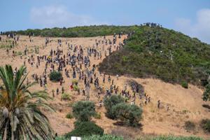 Imagen del artículo de El Vocero: Detienen a cientos de migrantes que intentaban ingresar a Ceuta