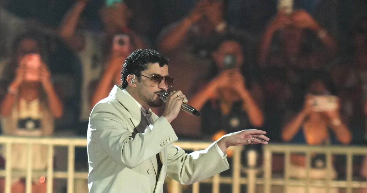 Entre gritos y celulares: así recibieron a Bad Bunny en Barcelona