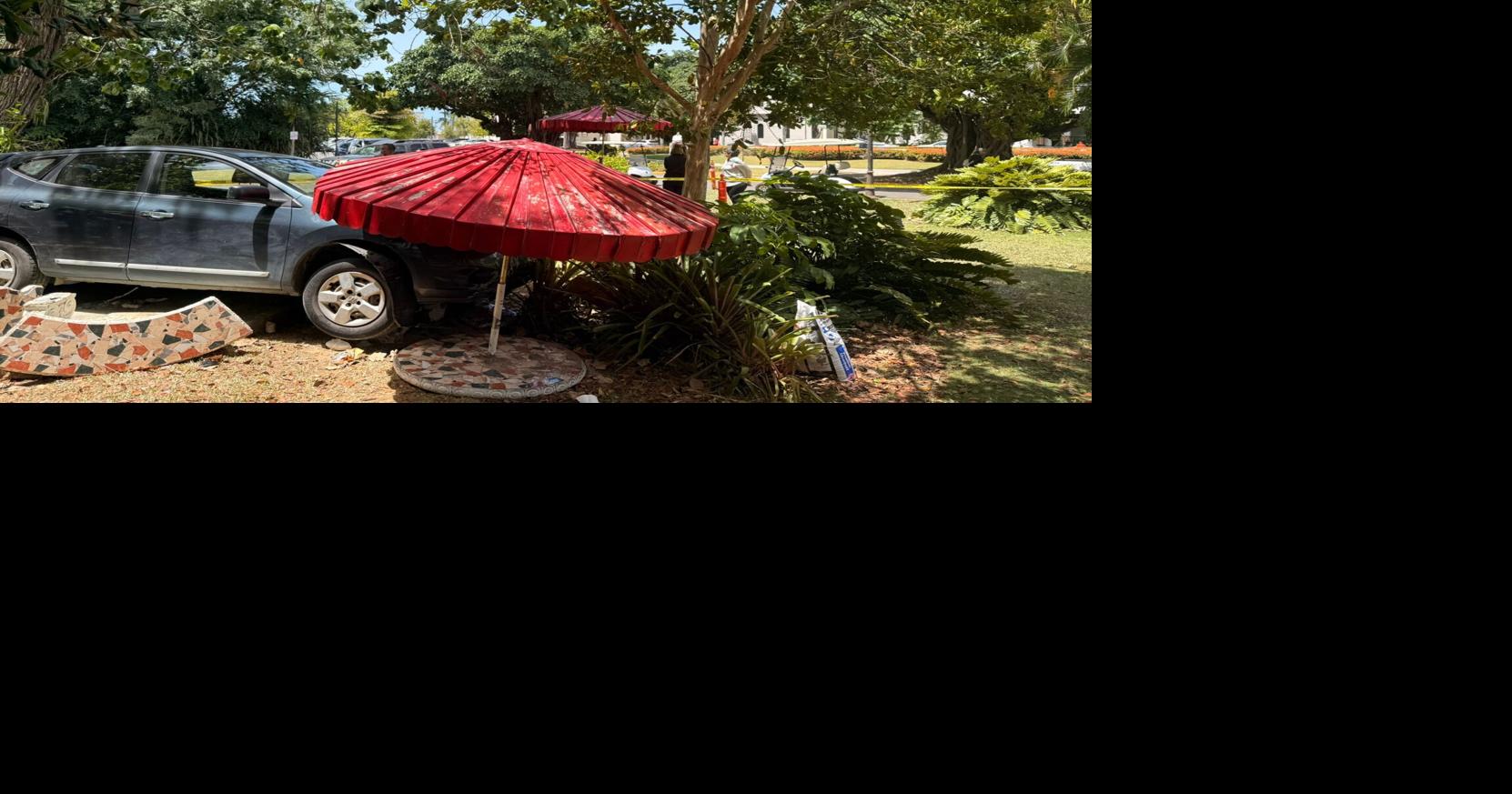 Auto impacta a dos empleadas del Hospital Auxilio Mutuo en área recreativa
