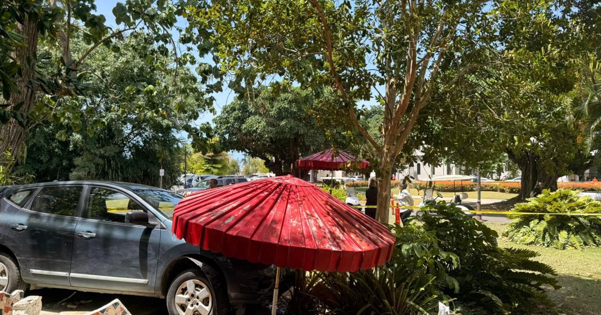 Auto impacta a dos empleadas del Hospital Auxilio Mutuo en área recreativa