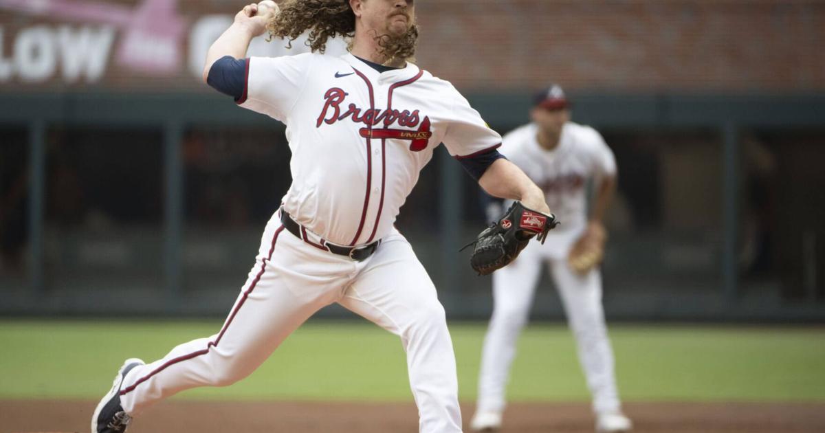 Directo al guante: Grant Holmes detiene 'hit' sin moverse del montículo