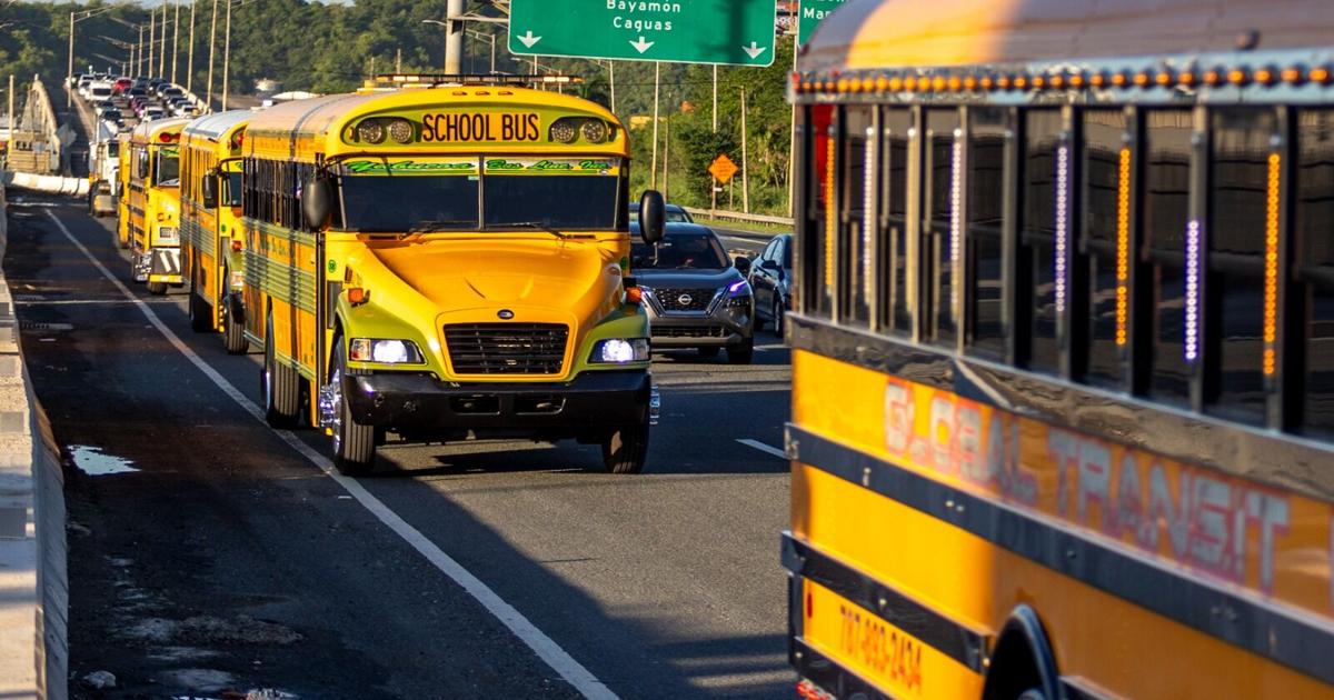 Transportistas escolares paralizan servicios y protestan por deuda de ~$9 millones del DE