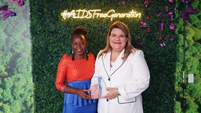 Jenniffer González recibe premio por esfuerzos contra el VIH/SIDA