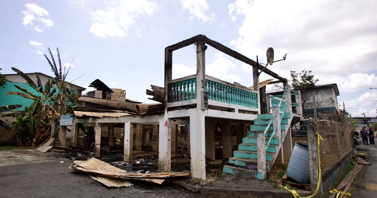 Incendio destruye tres residencias en barriada Juana Matos de Cataño y deja cinco personas sin hogar